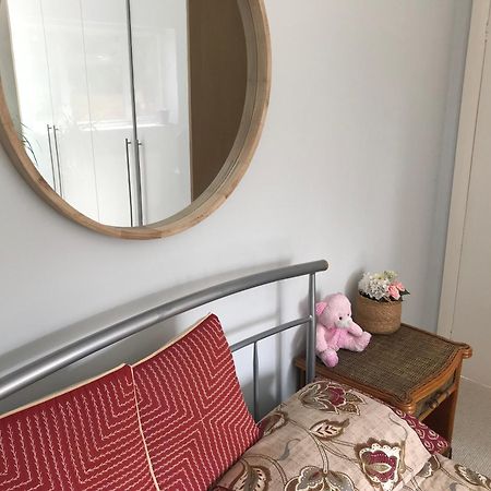 Cozy Double Bedroom In Stunning Bungalow On River Thames - Near Thorpe Park/Royal Holloway University/20Mins From Heathrow Staines-upon-Thames Extérieur photo