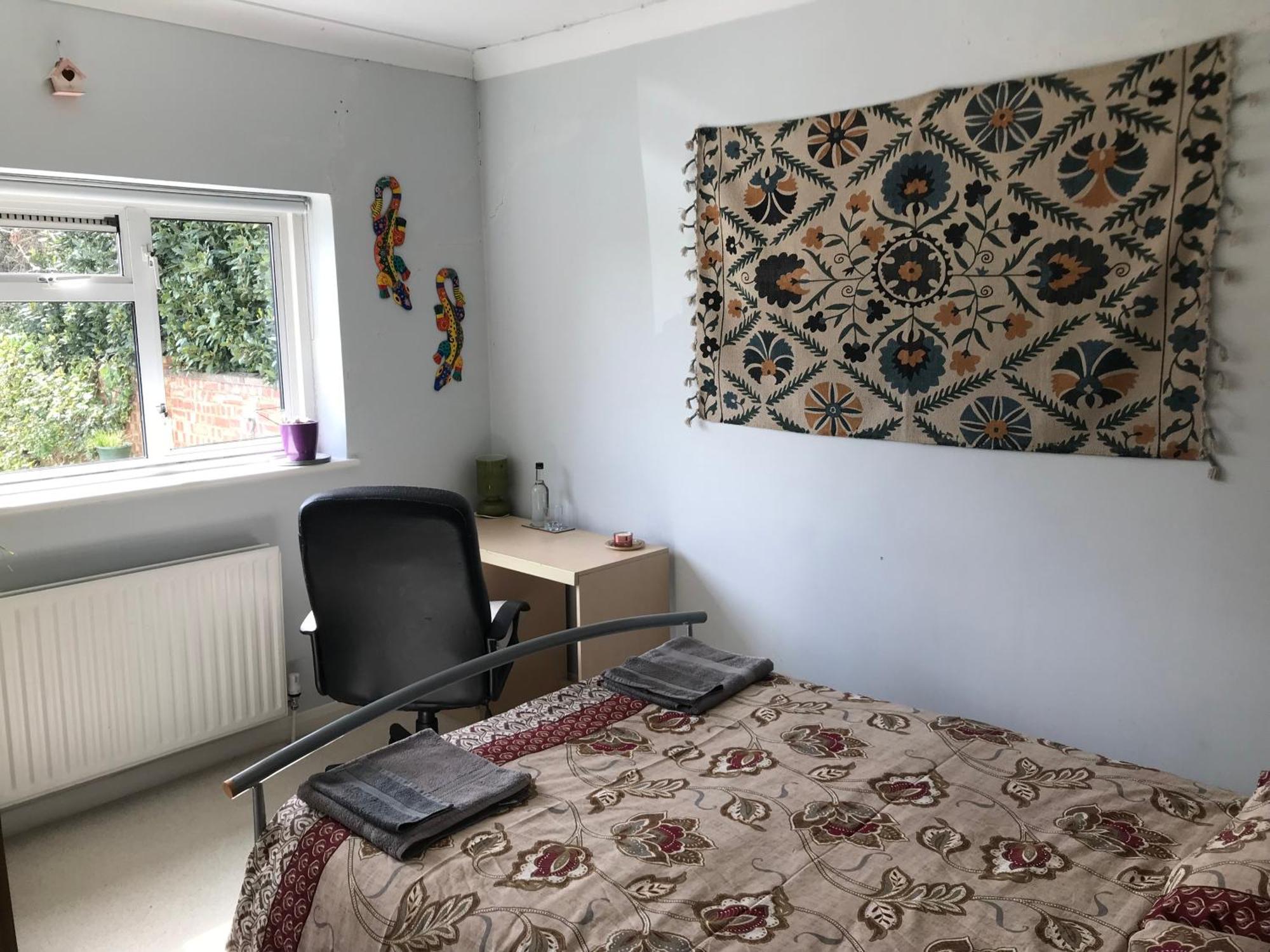 Cozy Double Bedroom In Stunning Bungalow On River Thames - Near Thorpe Park/Royal Holloway University/20Mins From Heathrow Staines-upon-Thames Extérieur photo