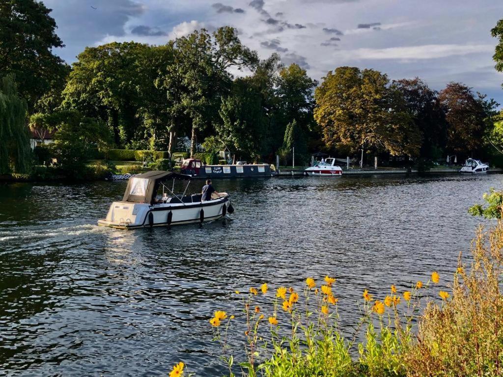 Cozy Double Bedroom In Stunning Bungalow On River Thames - Near Thorpe Park/Royal Holloway University/20Mins From Heathrow Staines-upon-Thames Extérieur photo